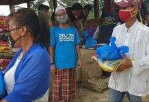 Kyai Milenial Berambut Pirang Bagikan 300 Paket Sembako